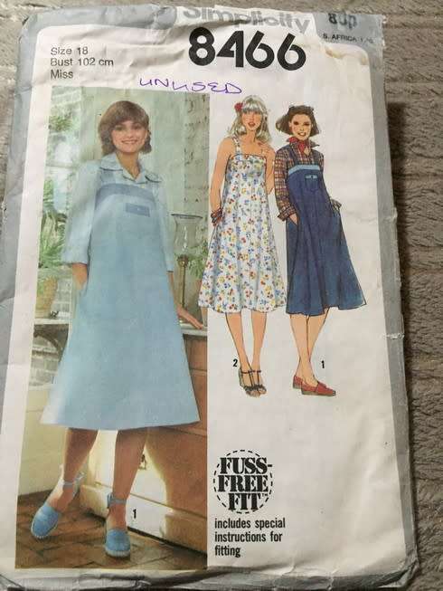 PATTERN SIMPLICITY 8466 (UNUSED BUT MARKS ON IT) - SUNDRESS OR JUMPER (SIZE 18)