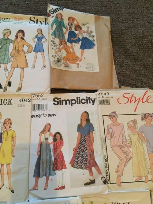 JOBLOT C: 18 TEENAGER PATTERNS (MAINLY GIRLS)