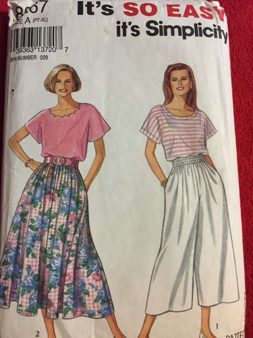 PATTERN SIMPLICITY 8267 - SKIRT, SPLIT SKIRT AND TOP (SIZE PT-XL)