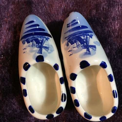 DELFT - A PAIR OF DELFT CLOGS (9CM EACH)