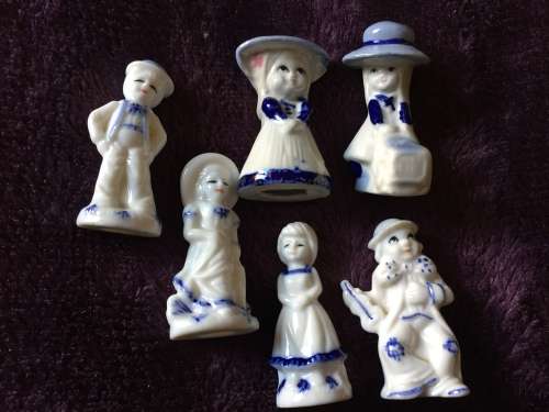 DELFT - 6 FIGURINES (6CM) AND WATER CARRIER