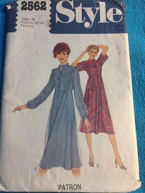 PATTERN STYLE 2562 (VINTAGE)(UNUSED) - ROBE (SIZE 36)