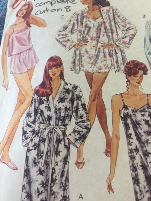 PATTERN MCCALL`S 5112 (COMPLETE, CUT ON 8) - SLEEPWEAR (SIZE 6-8)