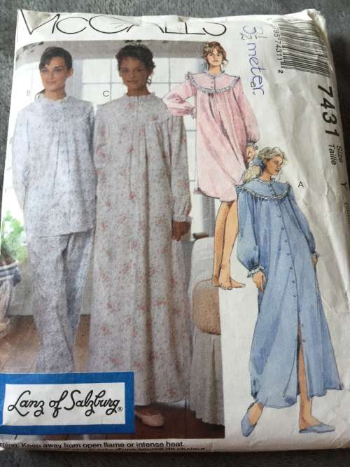 PATTERN MCCALL`S 7431 - ROBE, PAJAMAS (SIZE SML)
