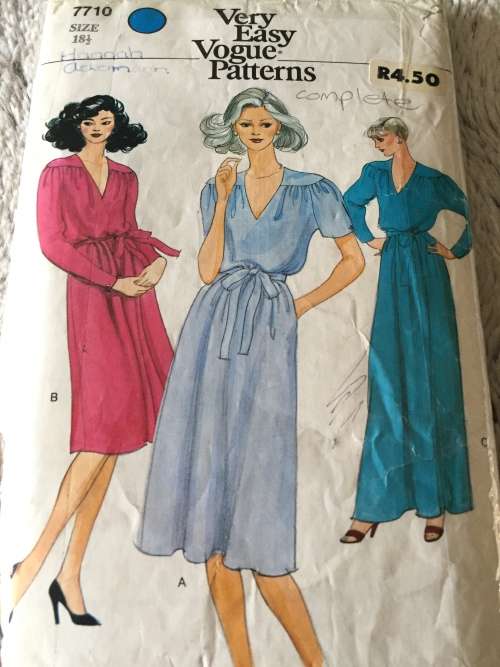 PATTERN VOGUE 7710 (COMPLETE) -DRESS and BELT (SIZE 18.5)
