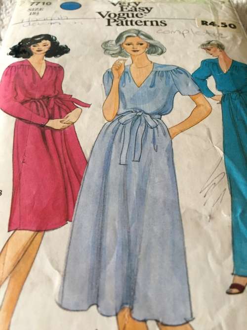 PATTERN VOGUE 7710 (COMPLETE) -DRESS and BELT (SIZE 18.5)