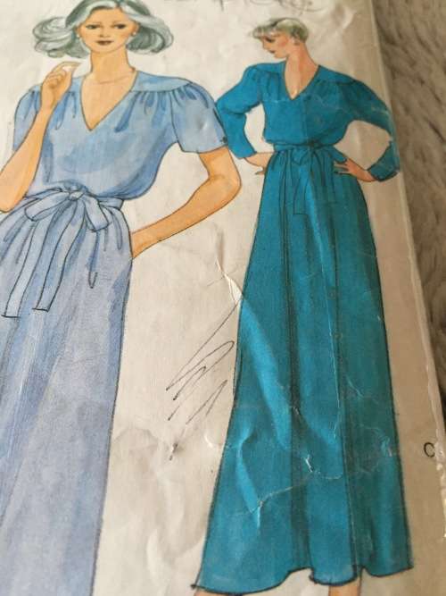 PATTERN VOGUE 7710 (COMPLETE) -DRESS and BELT (SIZE 18.5)