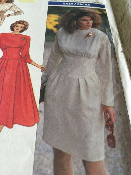 PATTERN BUTTERICK 6547 (UNUSED) - DRESSES (SIZE 8-10-12)