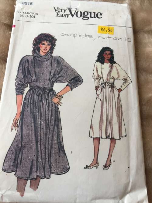 PATTERN VOGUE 8516 (COMPLETE,CUT ON 10) - DRESS (SIZE 6-8-10)