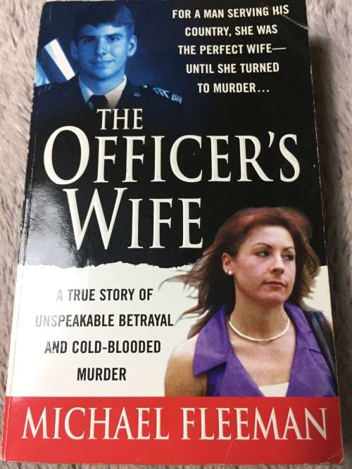 BOOK (SOFTCOVER) - MICHAEL FLEEMAN: THE OFFICER`S WIFE (VERY GOOD CONDITION)