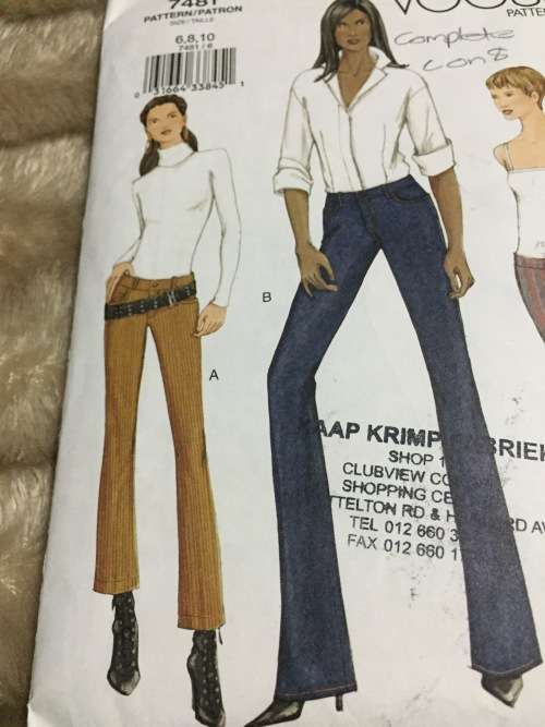PATTERN VOGUE 7481 (COMPLETE, CUT ON 8) - CLOSEFITTING, BELOW WAIST PANTS (SIZE 6-8-10)