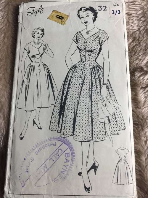PATTERN STYLE 676 (VERY VINTAGE, TIDY PATTERNS) - DRESSES (SIZE 32)