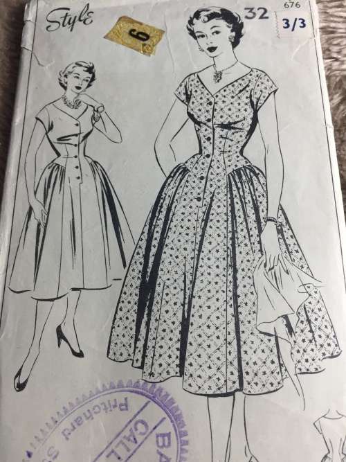 PATTERN STYLE 676 (VERY VINTAGE, TIDY PATTERNS) - DRESSES (SIZE 32)