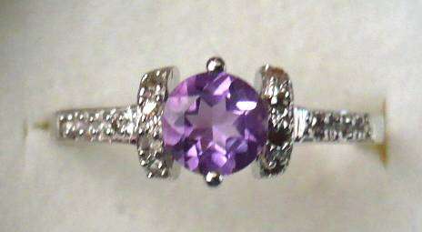 10K SOLID WHITE GOLD AMETHYST AND DIAMOND RING. 0.800CTS