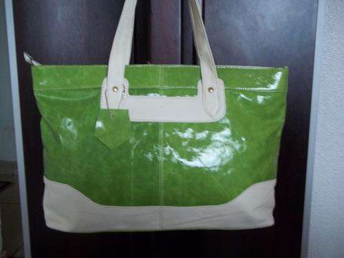 ONLY 1**stunning** 100%  Genuine leather LARGE TRAVEL/HAND Bag in LIME GREEN. TRAVEL IN STYLE!