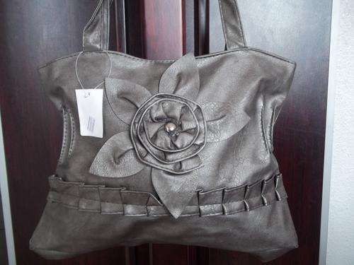 Beautiful ladies Soft leather look hand bag in SILVER GREY !. Great everyday hand bag.