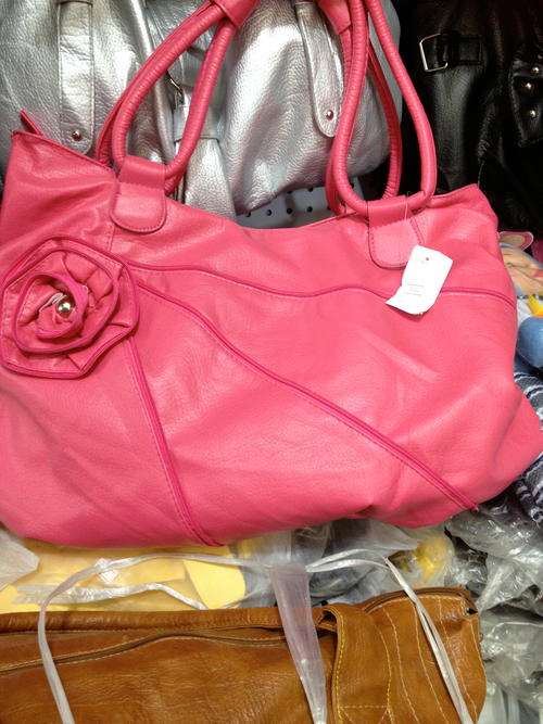 Beautiful ladies Soft leather look hand bag in PINK !. Great everyday hand bag.
