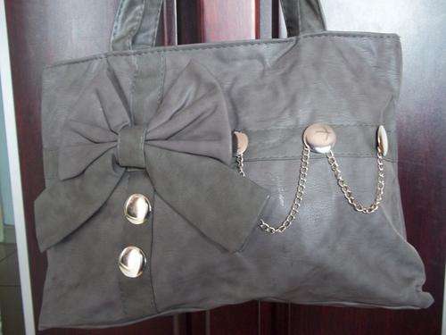 Beautiful ladies Soft leather look hand bag in GREY !. Great everyday hand bag.