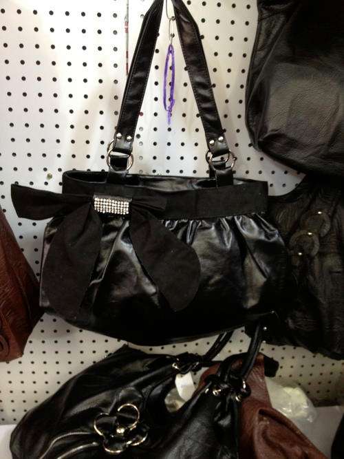 **Gorgeous ladies hand bag in BLACK. Trendy and fashionable. A great Buy!