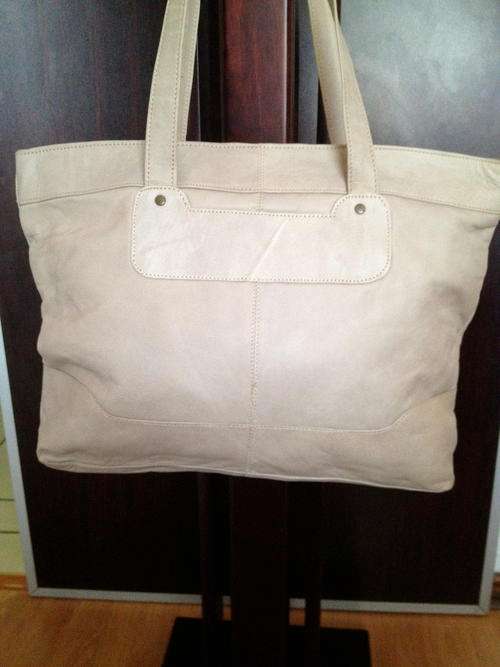 **stunning** 100%  Genuine leather LARGE TRAVEL/HAND Bag in BEIGE. TRAVEL IN STYLE!