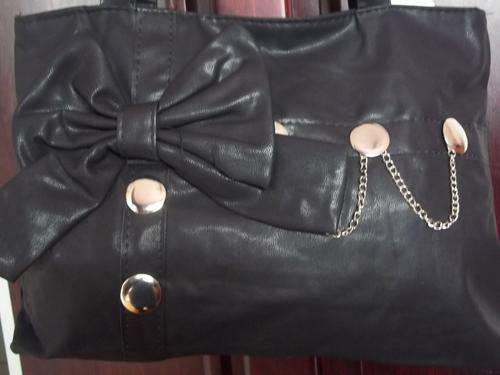 Beautiful ladies Soft leather look hand bag in BLACK!. Great everyday hand bag.