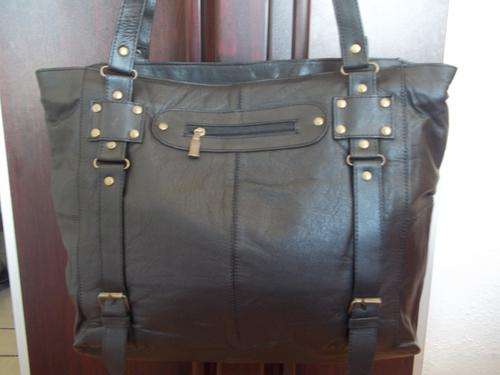 **ONLY ONE**NEW ARRIVAL**stunning 100%  Genuine leather LARGE TRAVEL/HAND Bag in BLACK.