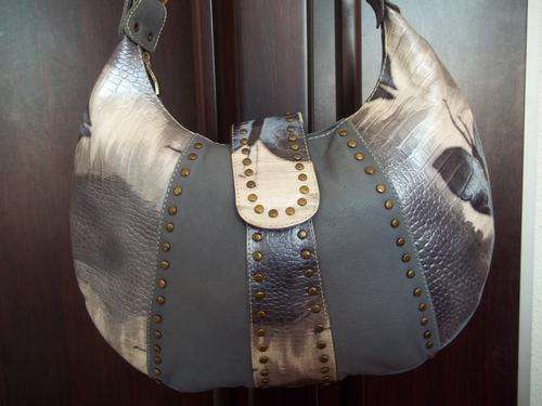 **ONLY 1*NEW ARRIVALS***Stunning 100%  Genuine leather  Hand Bag in  GREY AND SILVER. A great buy!.
