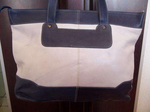 **stunning** 100%  Genuine leather LARGE TRAVEL/HAND Bag in BLACK. TRAVEL IN STYLE!