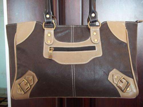 *NEW ARRIVALS***Stunning 100%  Genuine leather  Hand Bag in a  BROWN and TAN. A great buy!.