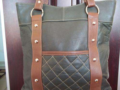 *NEW ARRIVALS***Stunning 100%  Genuine leather  Hand Bag in a  DARK GREEN. A great buy!.