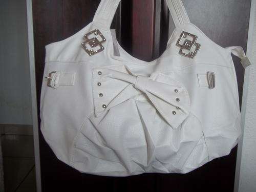 **Gorgeous ladies hand bag in WHITE. Trendy and fashionable. A great Buy!