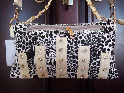 **Gorgeous ladies hand band in CREAM. Trendy and fashionable. A great Buy!