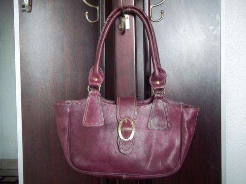 *LATE ENTRY*NEW ARRIVALS*Stunning 100%  Genuine leather  Hand Bag in a gorgeous GRAPE. A great buy!