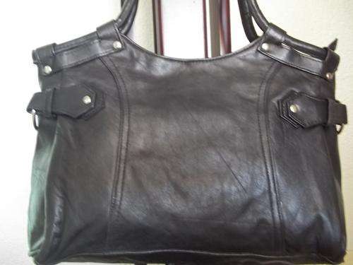 **LATE ENTRY**NEW ARRIVAL**stunning 100%  Genuine leather HAND Bag in BLACK.