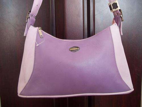 Stunning 100%  Genuine leather SMALLER Bag in  soft PURPLE. Great modern style, made to last!