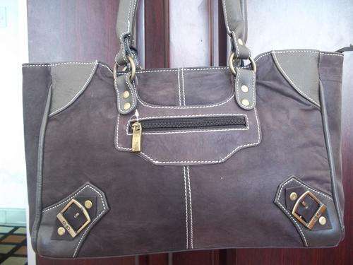 **ONLY 1*NEW ARRIVALS***Stunning 100%  Genuine leather  Hand Bag in  BEAUTIFUL BLACK A great buy!.