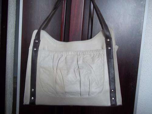 **ONLY ONE**NEW ARRIVAL**stunning 100%  Genuine leather LARGE TRAVEL/HAND Bag in OFF WHITE & BLACK.