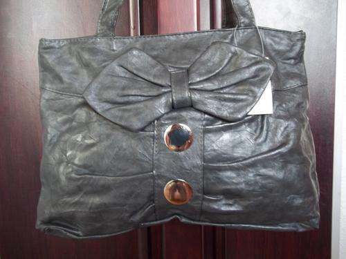 **Beautiful ladies Soft leather look hand bag in GREY !. Great everyday hand bag.