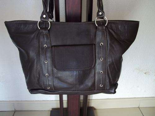 **ONLY ONE**NEW ARRIVAL**stunning 100%  Genuine leather LARGE TRAVEL/HAND Bag in BLACK.