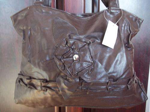 **Beautiful ladies Soft leather look hand bag in BROWN !. Great everyday hand bag.