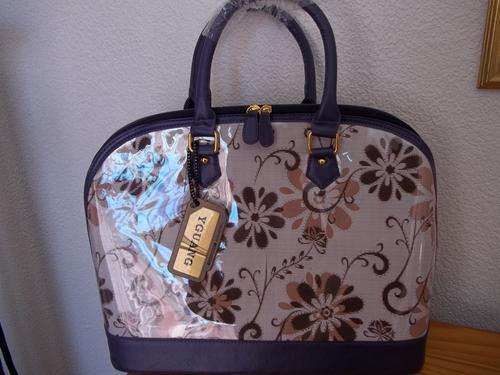 **DESIGNER** STYLE ladies hand bag in BROWN. Trendy and fashionable. A great Buy!