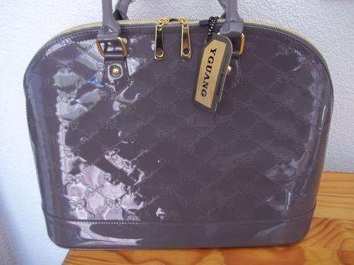 **DESIGNER STYLE **ladies hand bag in GREY. Trendy & fashionable.GREAT BUY!