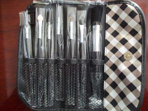 **7 Piece professional make-up brushes, in a POLKA DOT / ANIMAL PRINT pouch. A must have !!