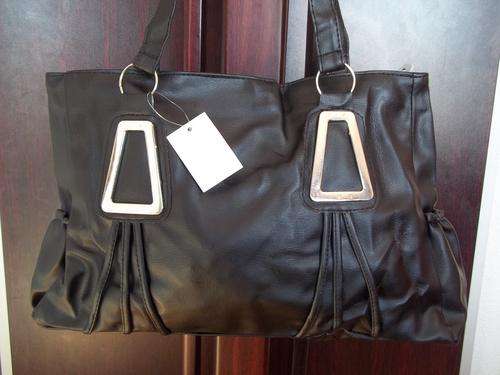 **Beautiful ladies Soft leather look hand bag in BLACK !. Great everyday hand bag.