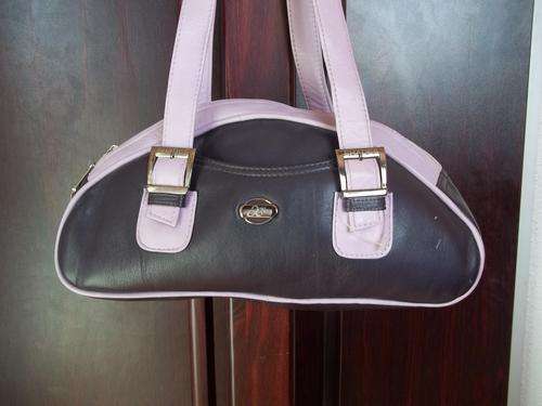 100%  Genuine leather HAND Bag in PURPLE. Its a great Buy!!