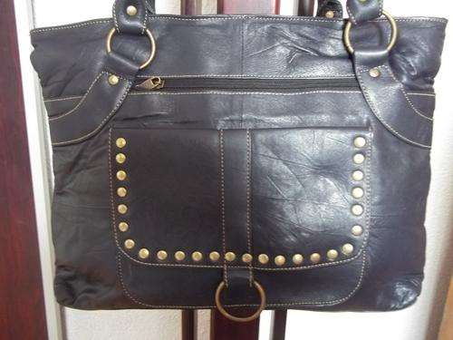 *LATE ENTRY*NEW ARRIVALS***Stunning 100%  Genuine leather  Hand Bag in BLACK . A great buy!.
