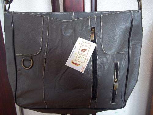 **LATE ENTRY*NEW ARRIVALS***Stunning 100%  Genuine leather  Hand Bag in  GREY A great buy!.