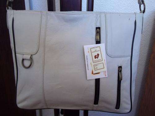 **ONLY 1*NEW ARRIVALS***Stunning 100%  Genuine leather  Hand Bag in  OFF WHITE. A great buy!.