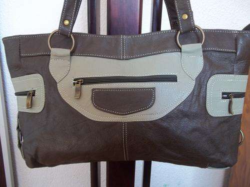 **ONLY 1*NEW ARRIVALS***Stunning 100%  Genuine leather  Hand Bag in  DARK BROWN A great buy!.