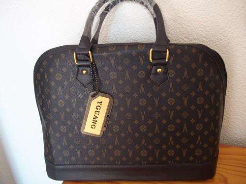 LATE ENTRY**DESIGNER STYLE ladies hand bag in BLACK. Trendy and fashionable. A great Buy!